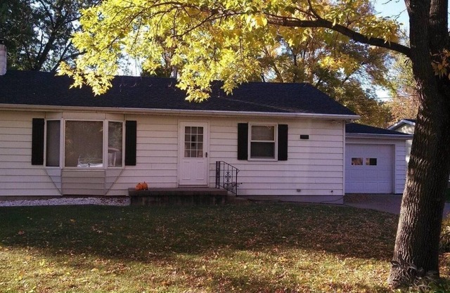 3 BEDROOM, 1 & 1/4 BATHS. WALKING DISTANCE TO MISSISSIPPI RIVER & COLE PARK
