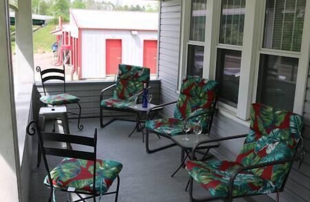 3 Bedroom, 2 Bath, Hike to Downtown, Porch, FREE Wi-Fi, Wash/Dryer, and Parking