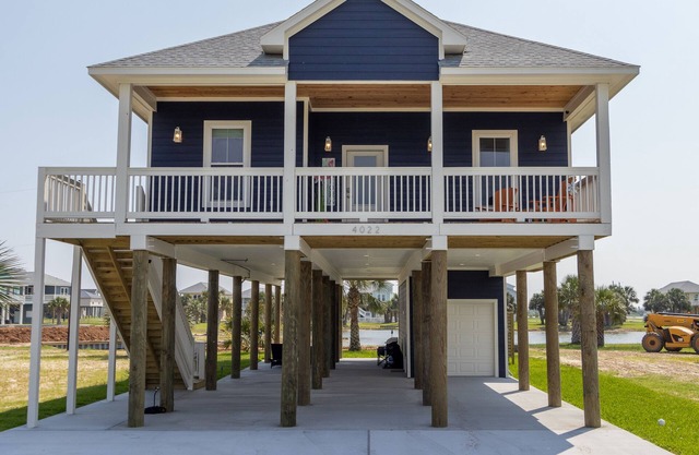 3 Bedroom/2 Bath Tropical Sunset Lagoon Style