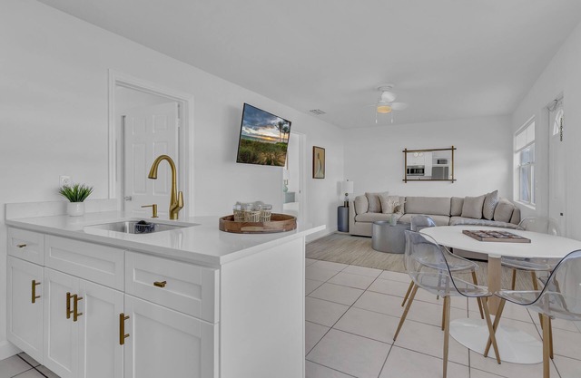 3-bedroom-2 Full Bath Beach House mnts to Central Beach & downtown