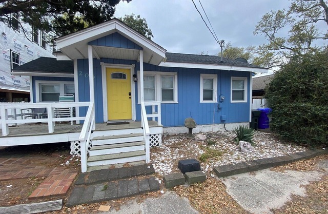 3-Bedroom 3 Bath Beach Cottage in Carolina Beach Paws Welcome 2 Blocks to Ocean