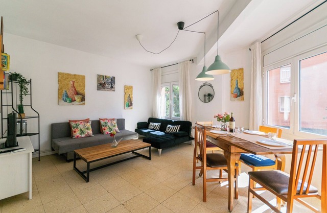 3 bedroom apartment 15' from Barcelona center and 8' walking from the beach