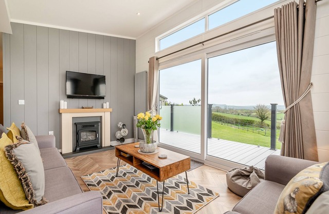 3 bedroom accommodation in Midsomer House, East Compton