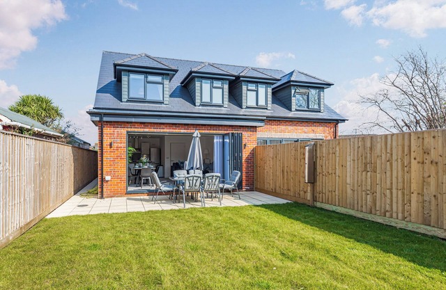 3 bedroom accommodation in Christchurch