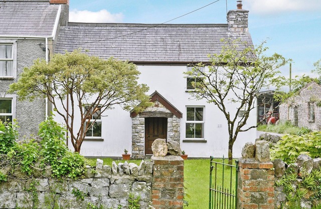 3 bedroom accommodation in Murton, near Swansea