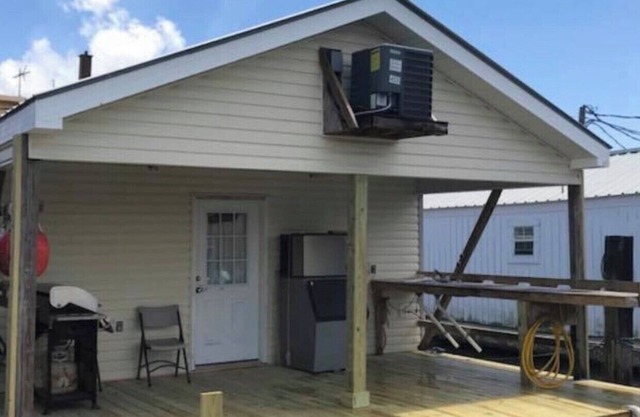 3 Bedroom, All the amenities you need. Perfect location in Venice Marina!