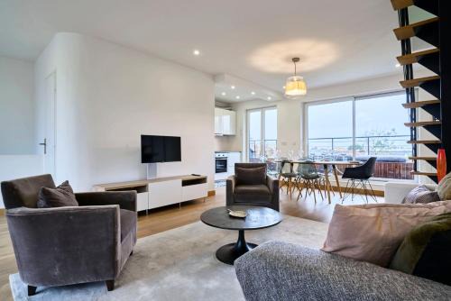 3 bedroom apartment with balcony