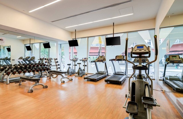 3-Bedroom Apartment near Crown Casino & Eureka Tower w/Parking, Gym, & Pool