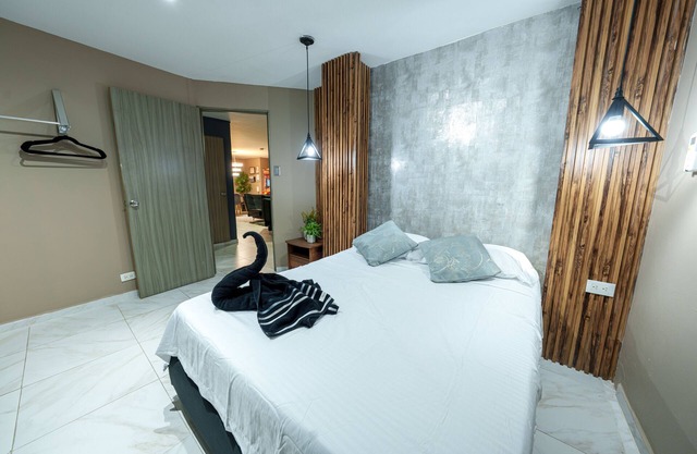 3 bedroom apartment, with arcade machine - 1 block from lleras park p7