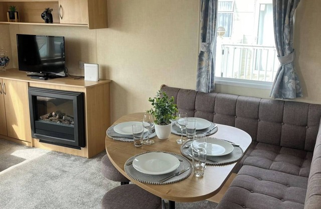 3 Bedroom Caravan - Sleeps 8 - Parking, Wifi, Pool
