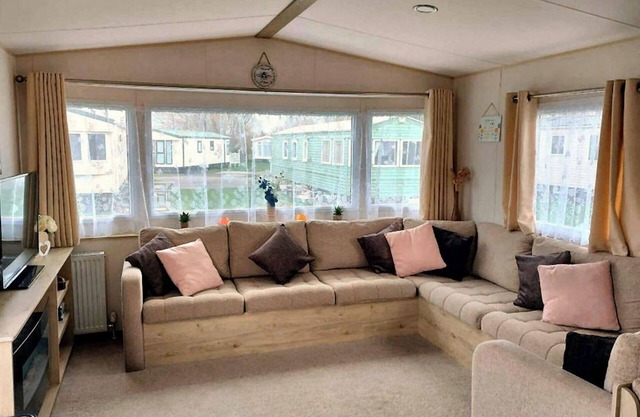 3 Bedroom Caravan - Sleeps 8 - Pets & Free Parking