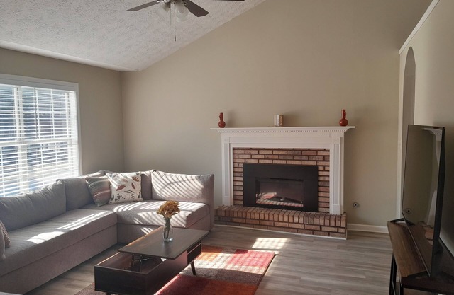 3 Bedroom Comfort w/Spa-Like Bath in Master Bedroom - Cozy & Comfortable!