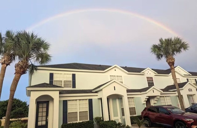 3-bedroom condo in excellent Kissimmee Gated Area. Disney Escape