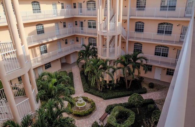 3-bedroom condo in lovely Venice. Your home away from home.