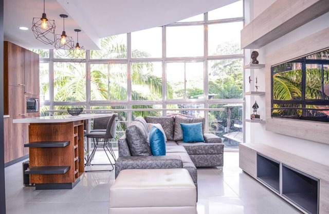 3 Bedroom Duplex PH Middle of Lleras Private Roof with Hot tub. No fees guests