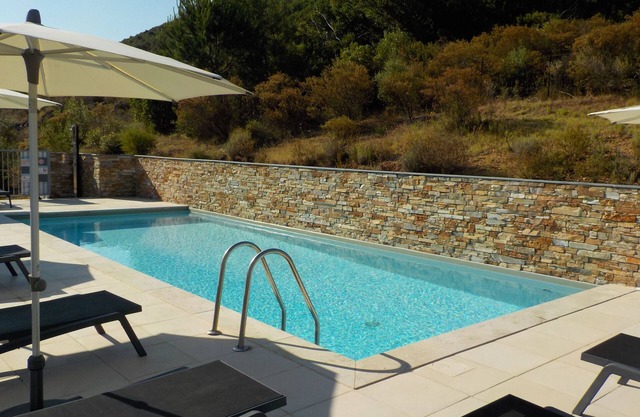 3 bedroom flat, heated pool, air conditioning, wifi, 1 min river, 7 min beach