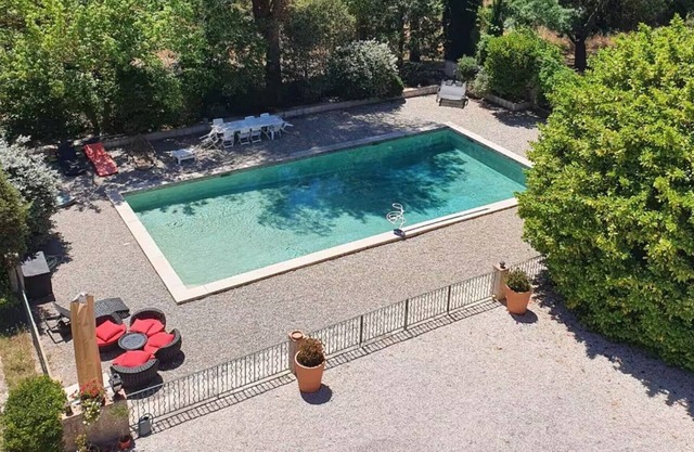 3-bedroom house, absolute calm, swimming pool, tennis court, parking, calanques