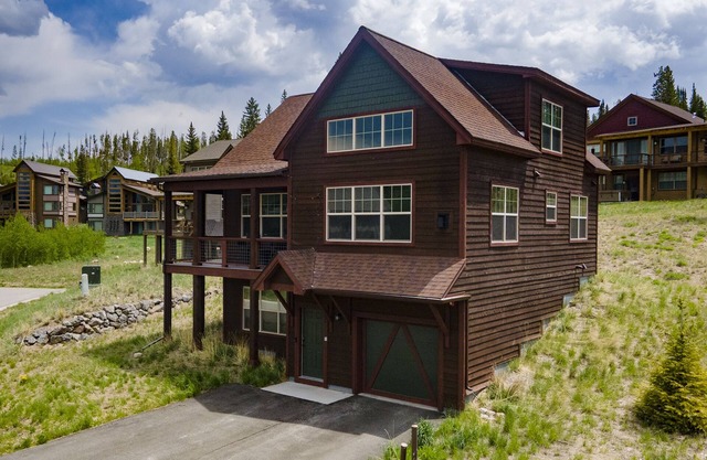 3 bedroom home, mountain views, pet friendly, outdoor fireplace