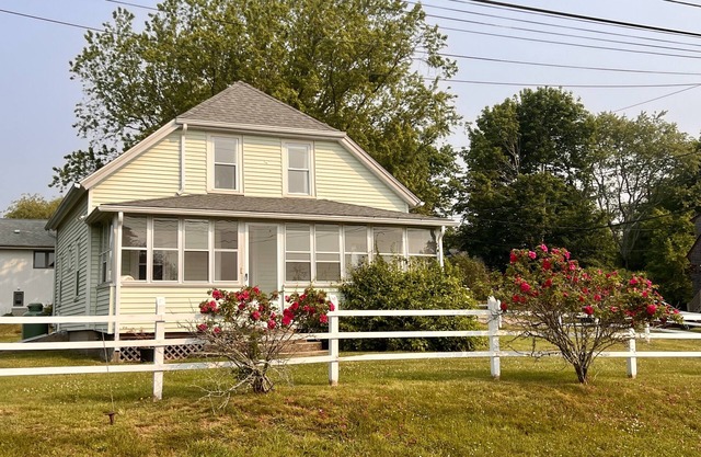 3 Bedroom Home in East Matunuck Awaits you for the Summer!
