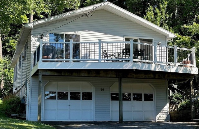 3 Bedroom home w/lake and mountain views near skiing, and cultural attractions!