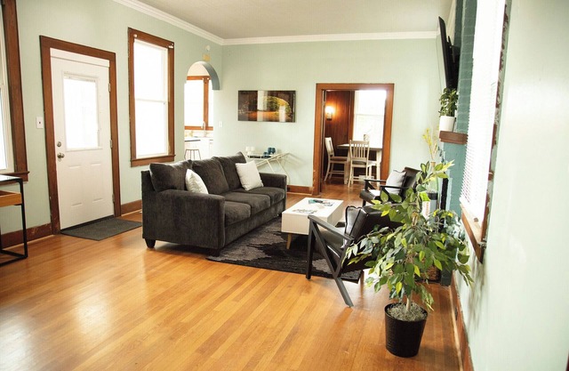 3-bedroom house in delightful Harriman with AC, private courtyard w/hot tub,