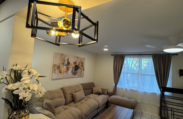 3-bedroom house in lovely Fort Myers with ACnWelcome to our Garden Villa!