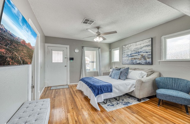 3 bedroom House/King beds/Front Porch/Up to 8 guests