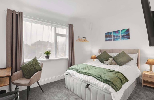 3 Bedroom House with Free Parking