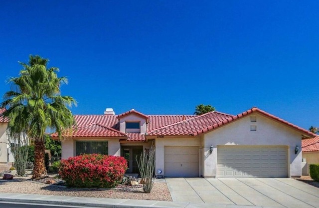 3-bedroom house with a lap pool in Palm Desert in the gated Whitehawk Community