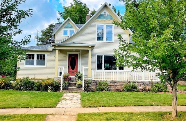 3 bedroom in historic downtown. Walk everywhere. Pet friendly