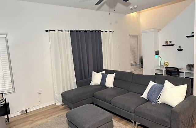 3-bedroom Luxury Villa, 4 miles from Disney, Sleeps 8