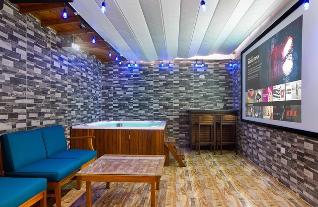 3 Bedroom Penthouse Sliding Roof Hot Tub AC