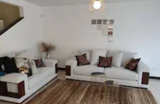 3-bedroom residential home w/on-premises parking