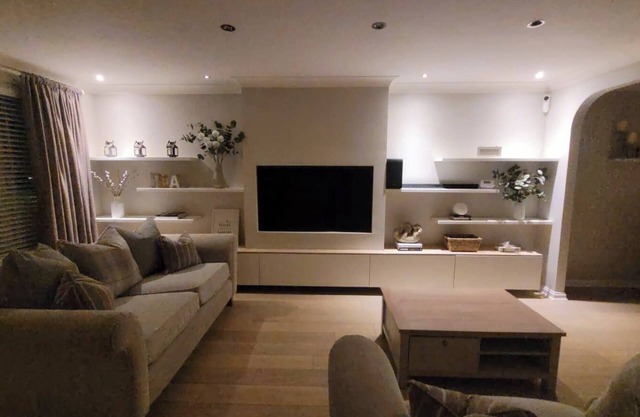 3 bedroom, Sleeps 6, free parking