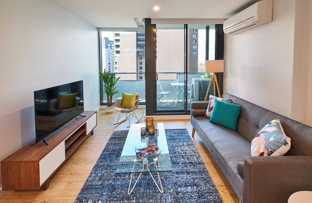 3-bedroom Southbank Apartment: Walk to Crown Casino, Eureka Tower, & QV Garden