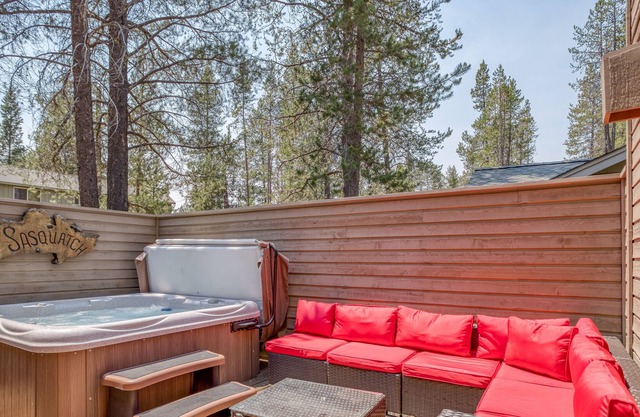 3 Bedroom Sunriver Beauty Has Fireplace, Hot Tub, Two Decks & SHARC passes