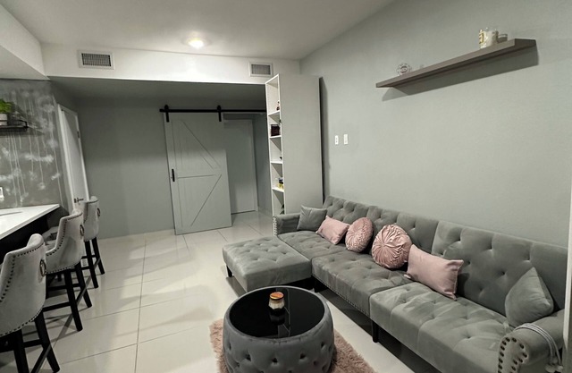 3-bedroom townhome in charming Naranja with AC, WiFi