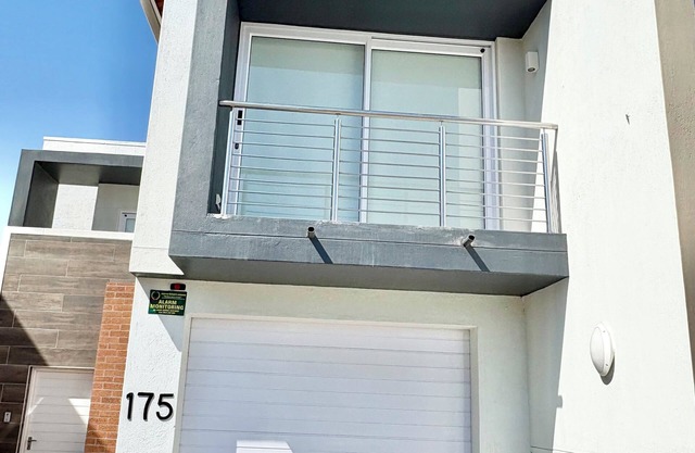 3-bedroom townhouse in tranquil Walvis Bay with, WiFi and modern finishes.