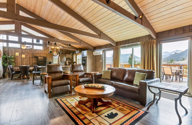 3 Bedroom W/Mountain Views!