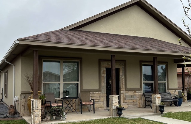 3 bedrooms 2 1/2 bathrooms sleep 7 people
