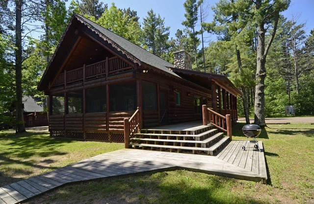 3 BEDROOMS 2 BATHROOM SLEEPS 10