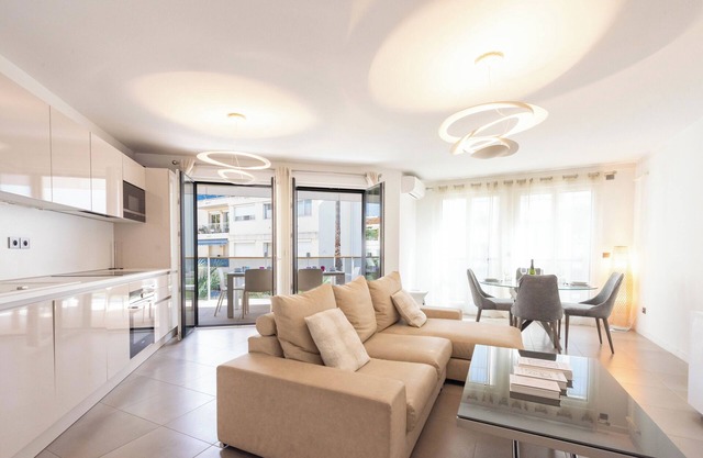 3-Br Apartment with Pool, Parking & Beaches 100m away
