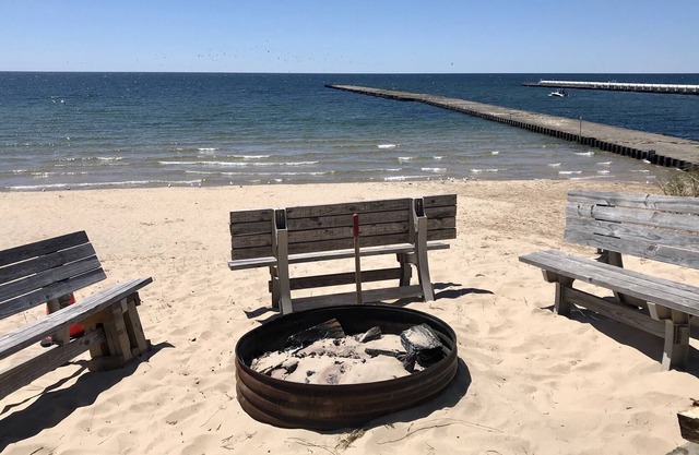 3 BR Classic Log Cottage on Lake Michigan, 3 Night Minimum, Kayaks included