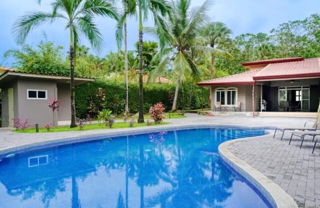 3 BR-HUGE pool area deck-Ojochal-Gated-Minutes to Beach