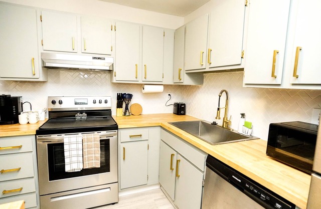 3 BR Townhome minutes to Uptown