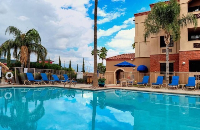 3 Comfortable Units for Large Groups, Kitchen, Pool, Shop at Tucson Mall