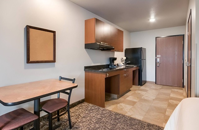 3 Fully Equipped Studios with Pool Great for Family Fun in Council Bluffs Area