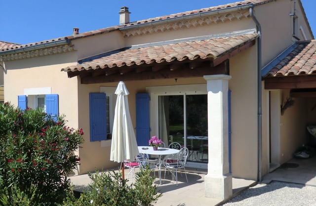 3* gîte in Provence- private fenced garden, quiet with swimming pool near Grignan