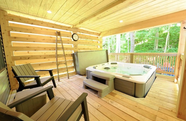 #3 Golf EVL Hike, Bike Ski, Shop & Hot Tub