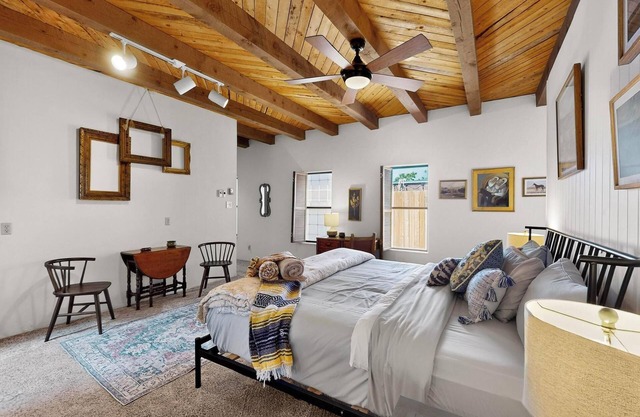 3 King Beds+Hot Tub+Walkers Paradise+Gated Parking+Instant Hot+Refrigerated Air